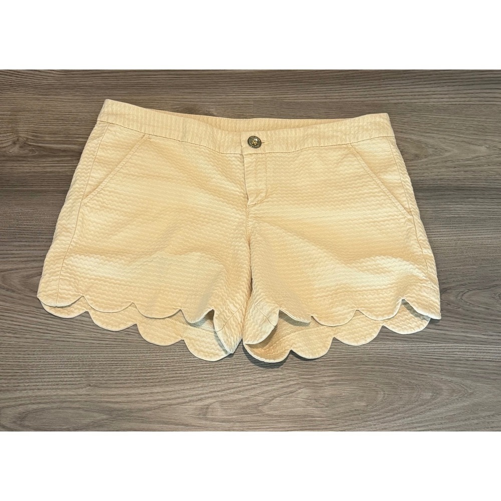Lilly Pulitzer Buttercup Scalloped Hem Shorts Beige Seersucker Women's Size 6